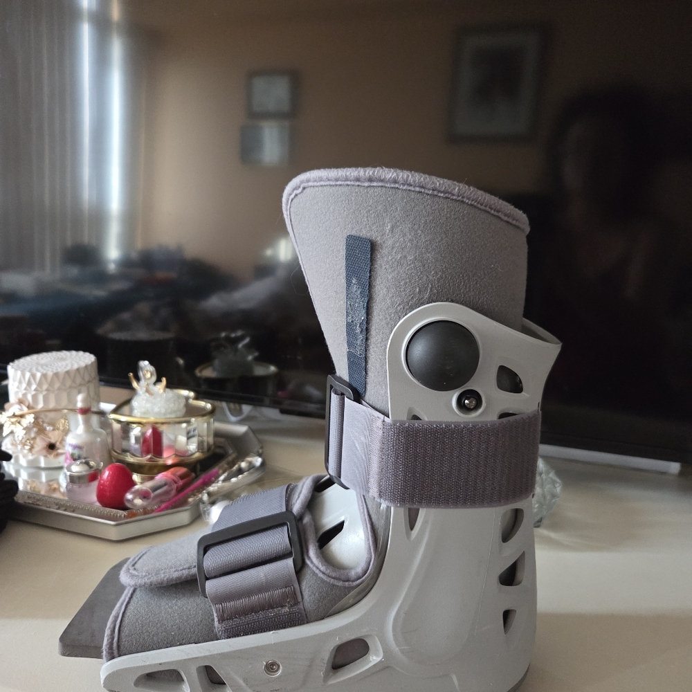 Gray DonJoy Short Cam Walker Boot - Size Large  LEFT SIDE